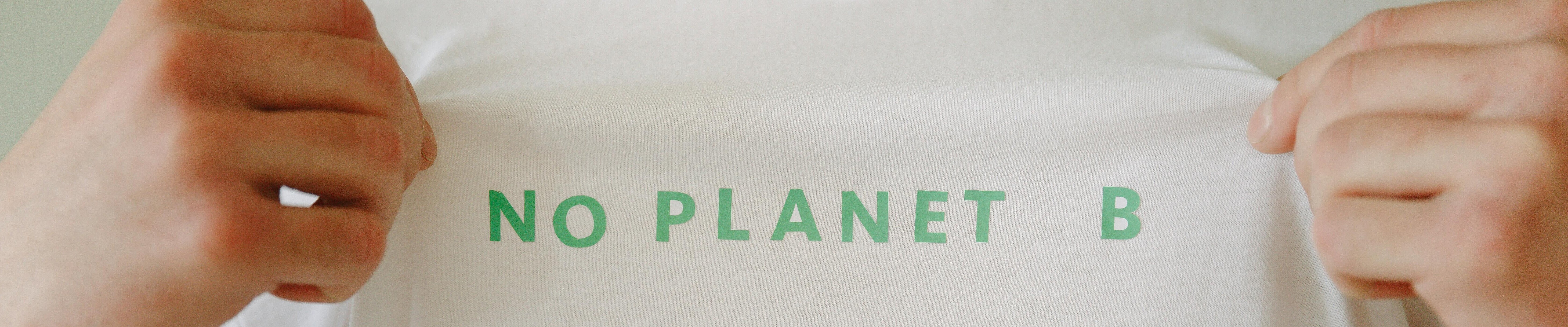 Person mit weißem T-Shirt mit der Aufschrift "No planet B"