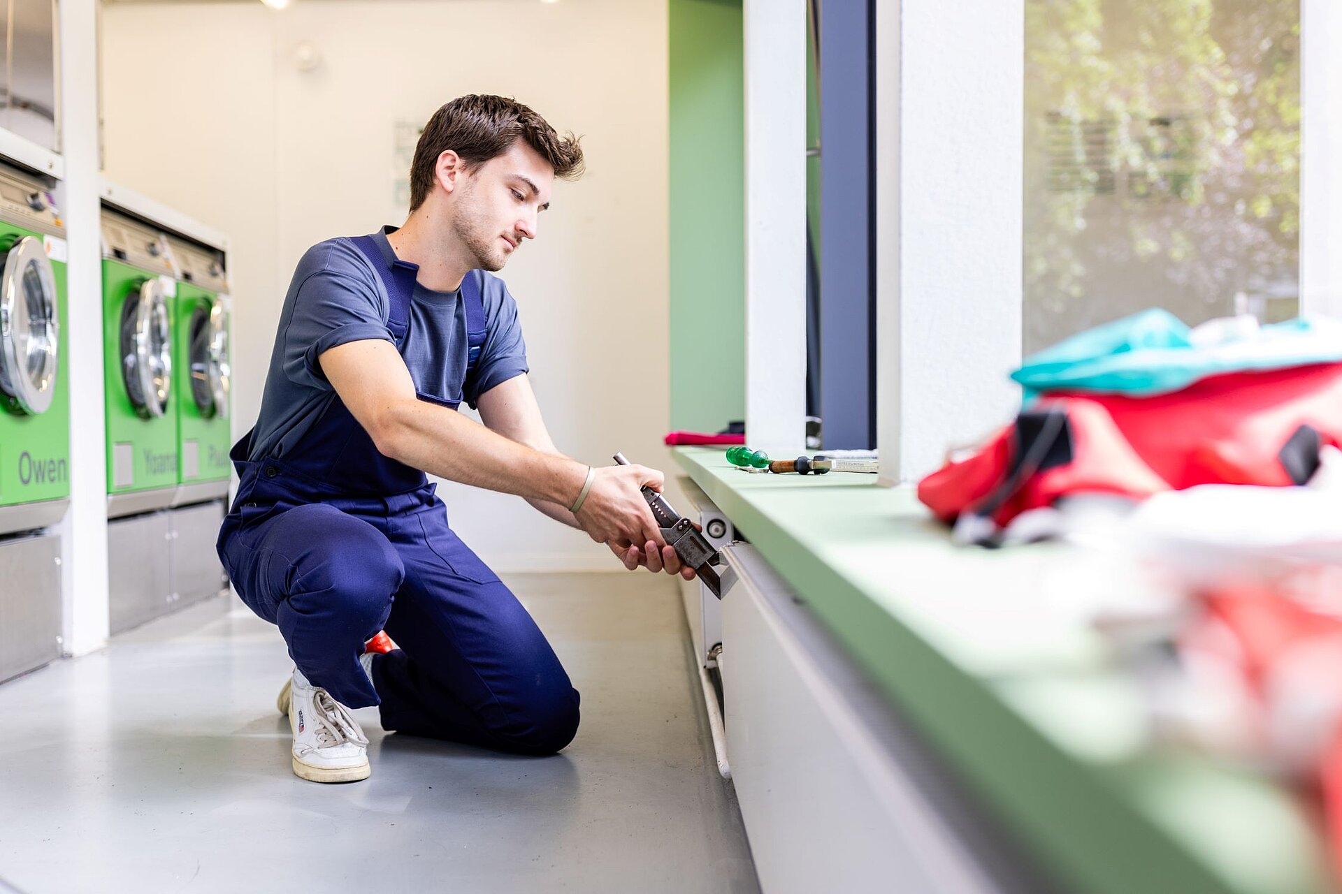 Handwerker repariert einen Heizkörper
