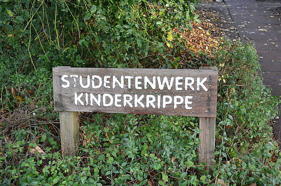 Holzschild "Studentenwerk Kinderkrippe"