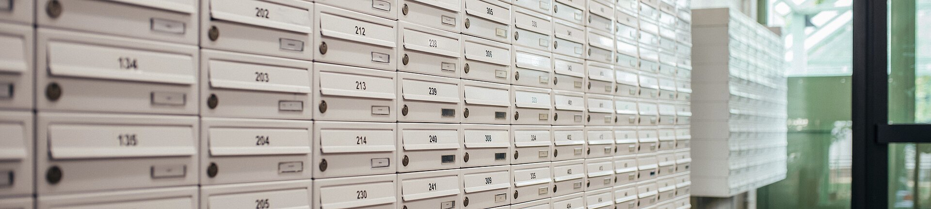 Close-up einer Briefkastenanlage