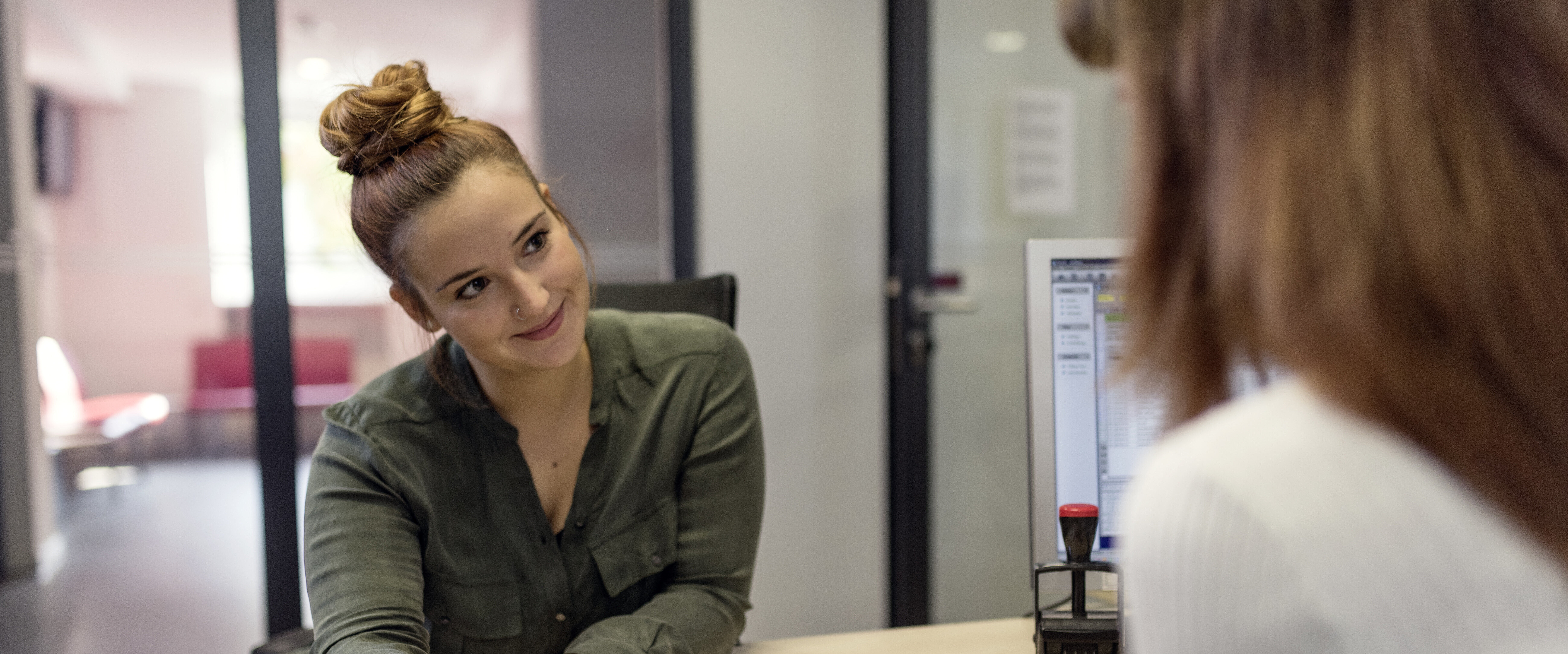 zwei Personen in Beratungssituation