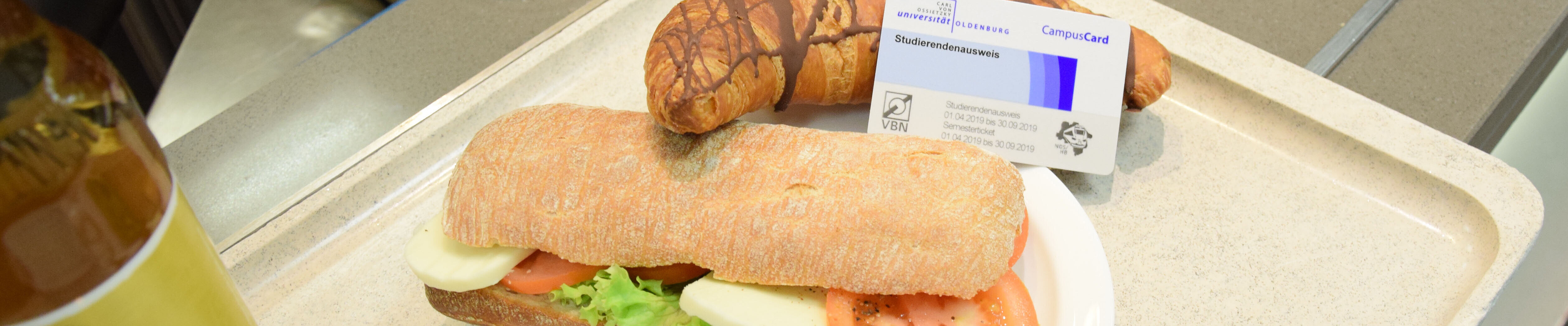 Tablett an der Kasse mit Sandwich und Getränk und CampusCard