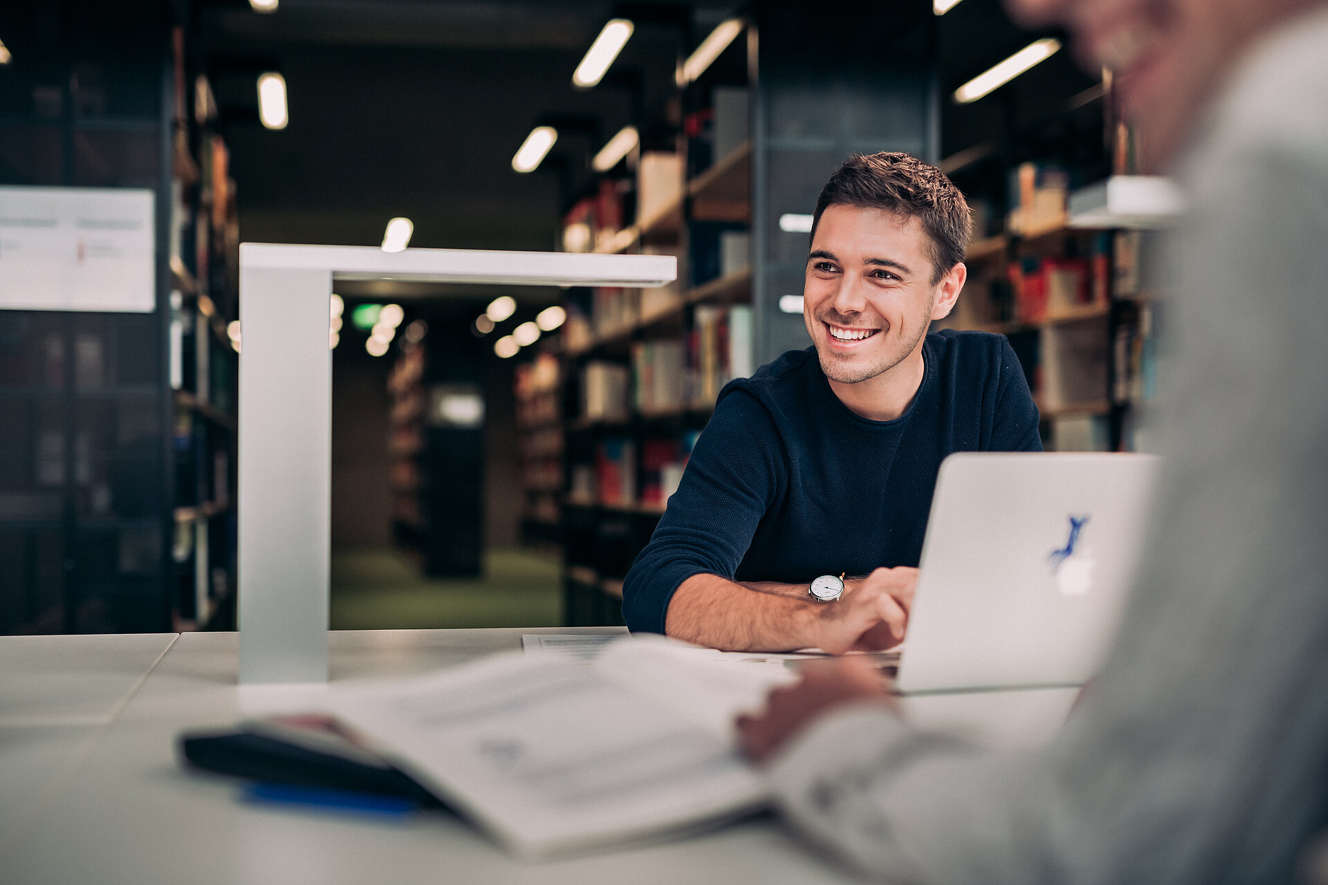 lächelnder Student in der Bibliothek