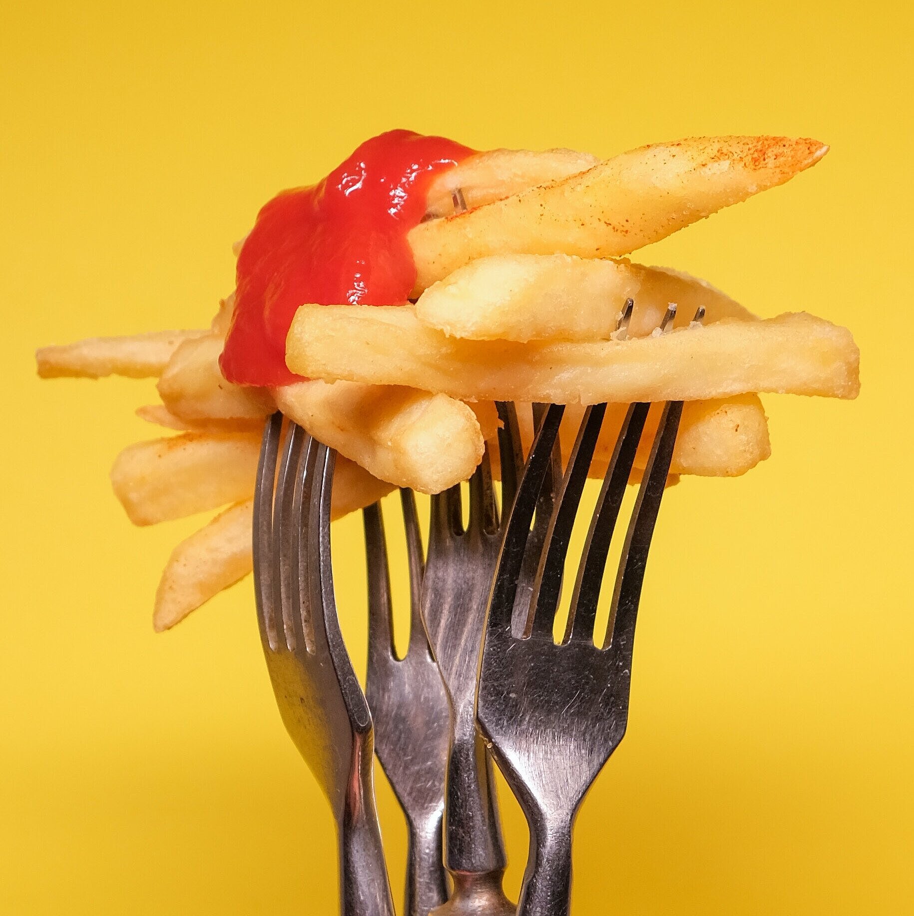 Pommes mit Ketchup auf Gabeln