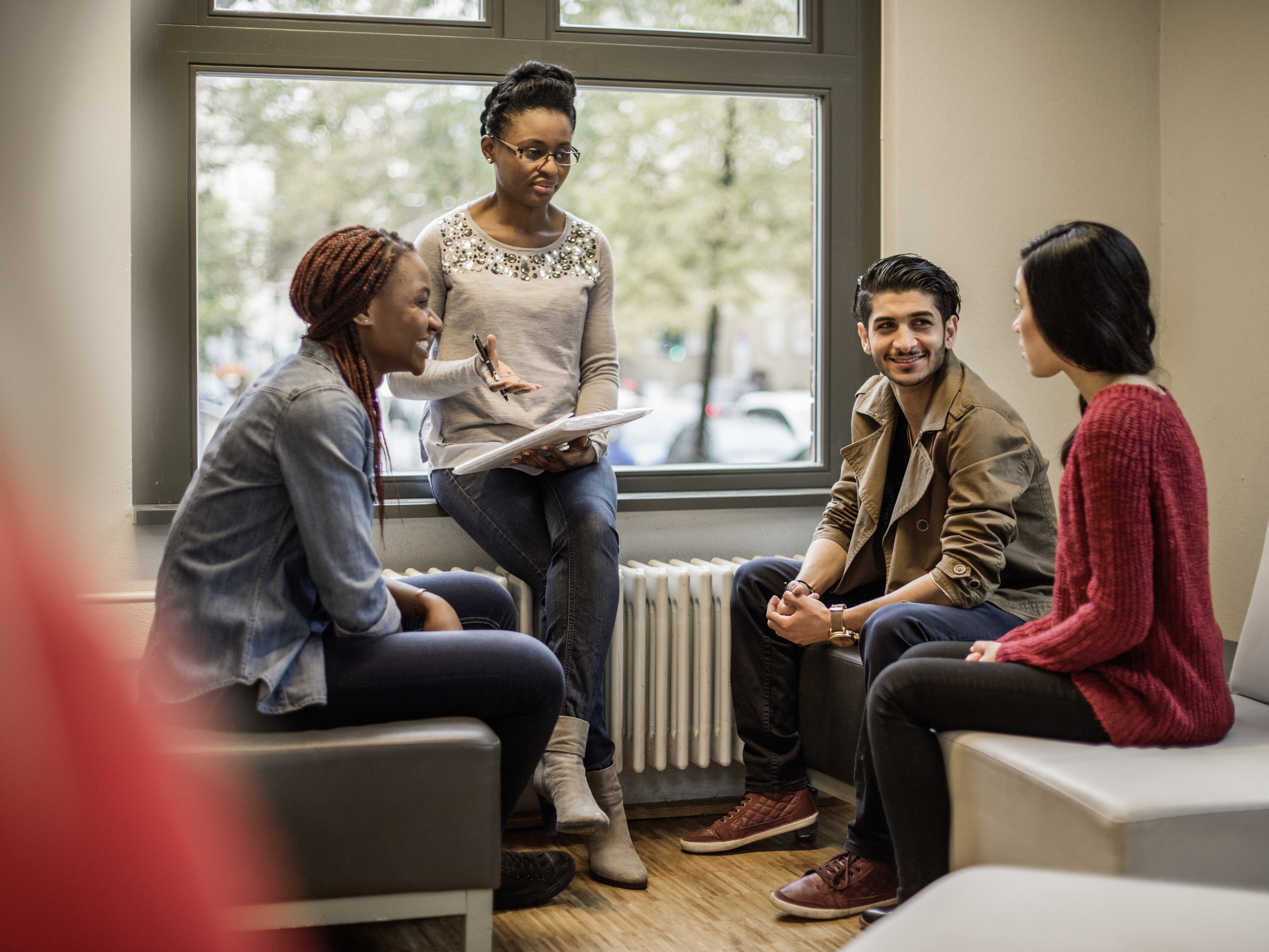 diverse Gruppe junger Menschen im Gespräch