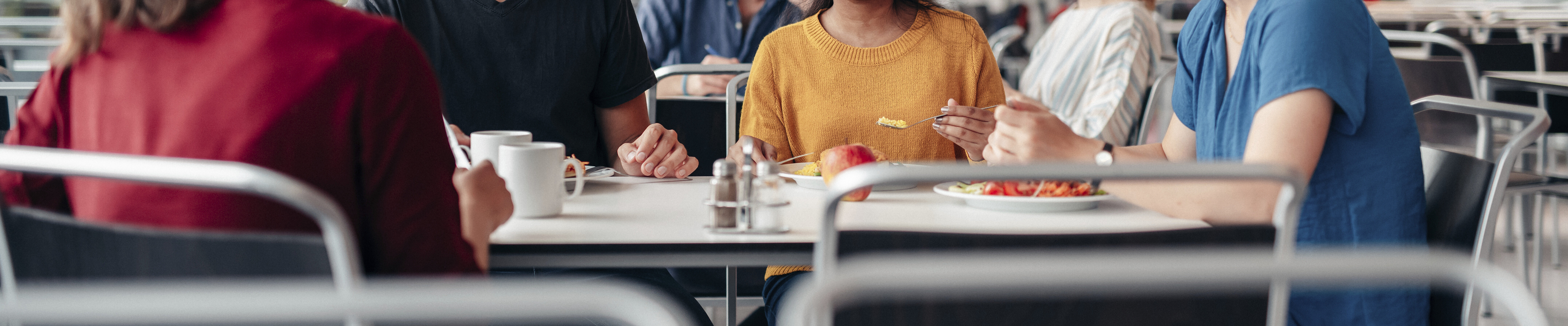 Gruppe junger Menschen in der Mensa