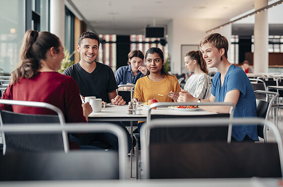 Gruppe junger Menschen in der Mensa