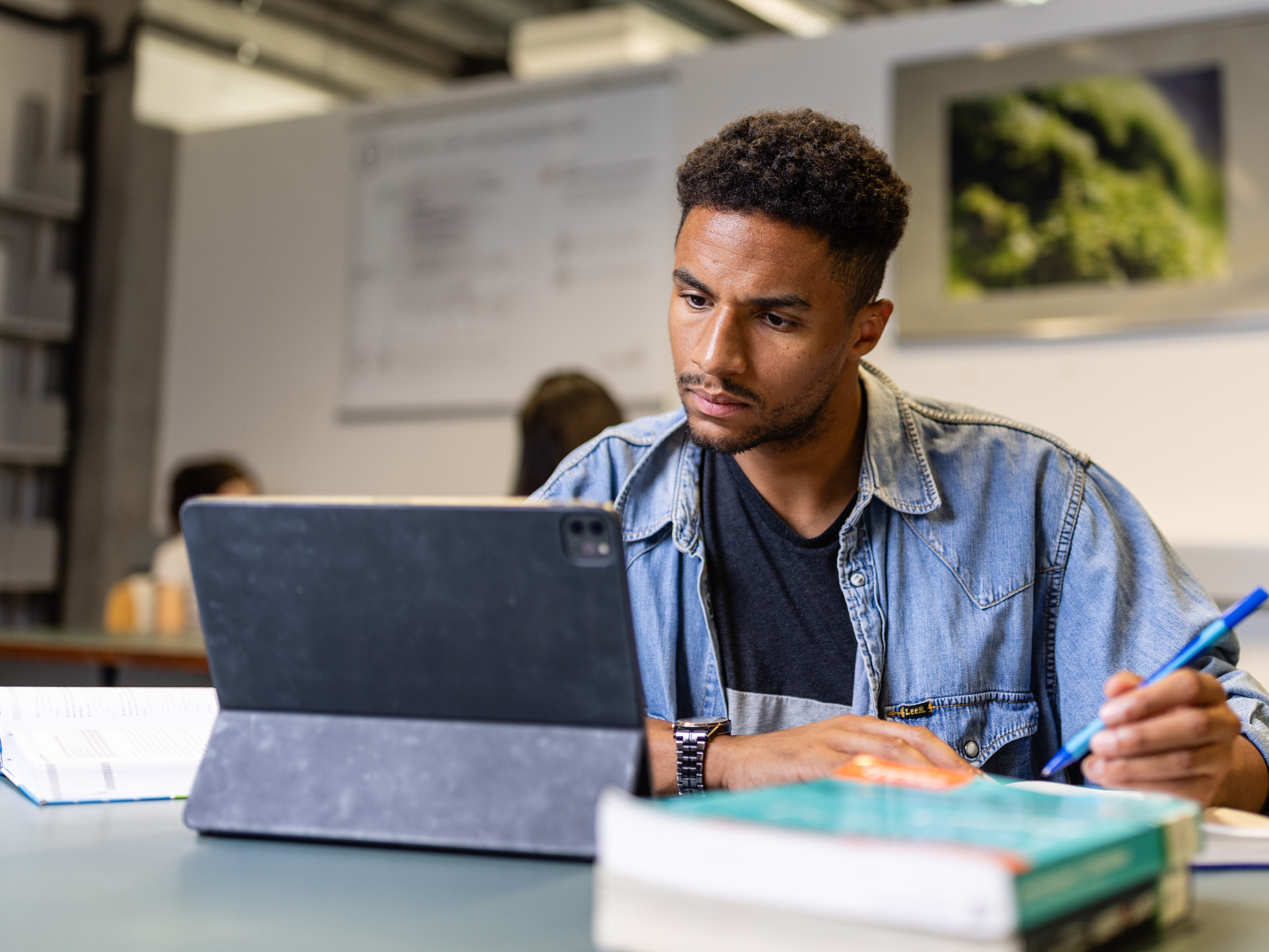 Student arbeitet in der Bibliothek