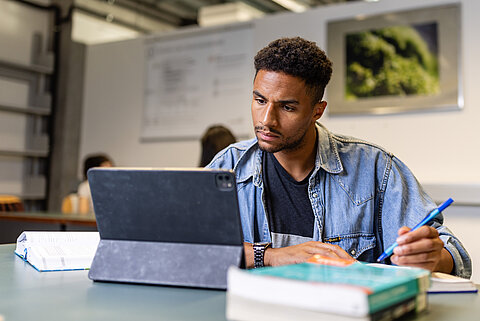 Student arbeitet in der Bibliothek