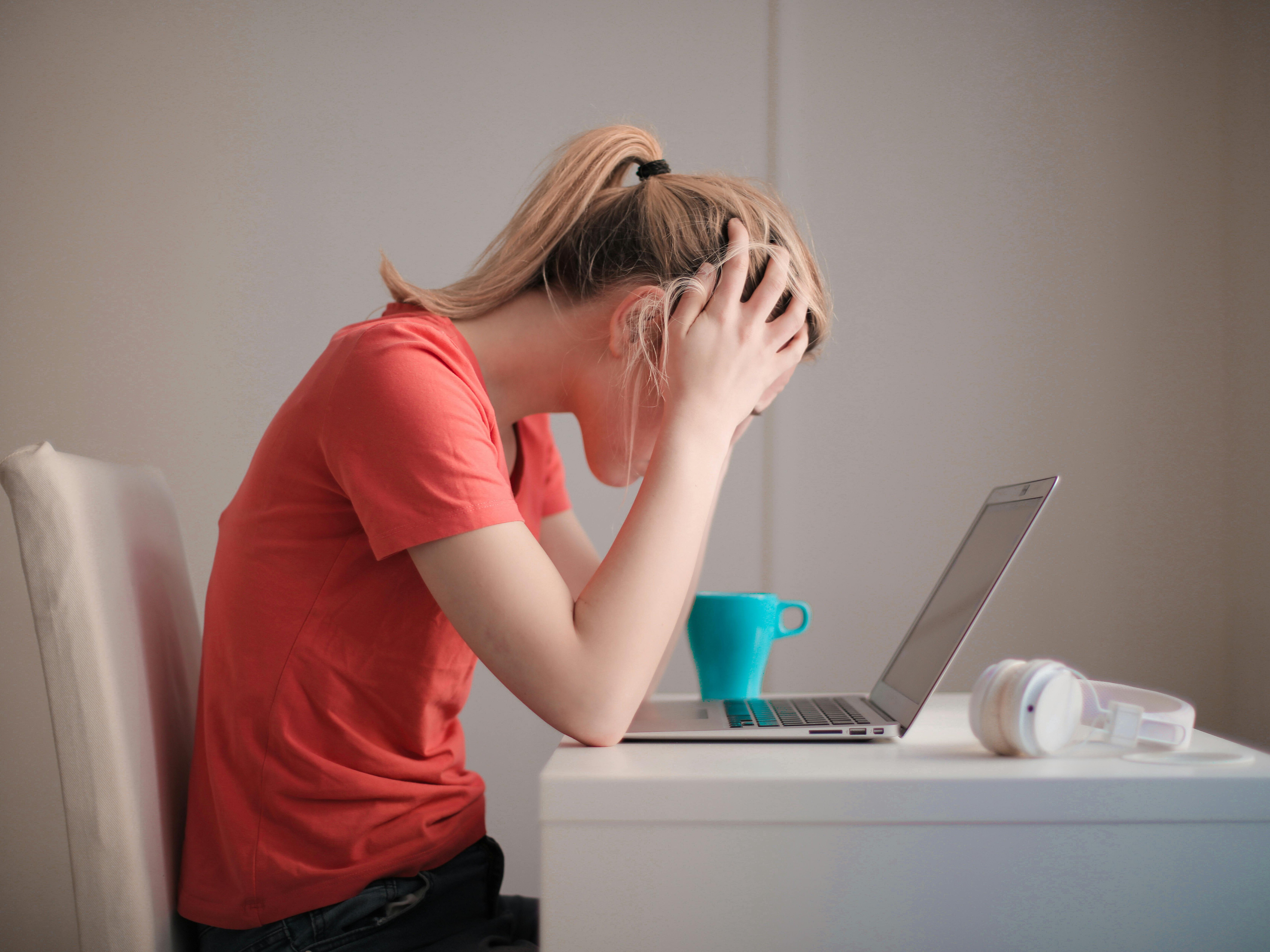 Frau vor Laptop, die verzweifelt wirkt