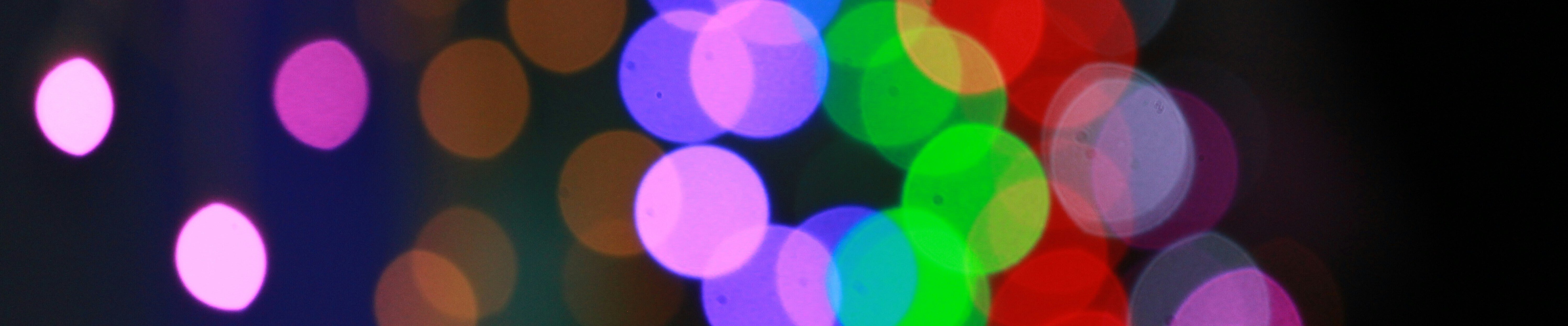 unscharfe bunte Lichter durch eine Glasscheibe