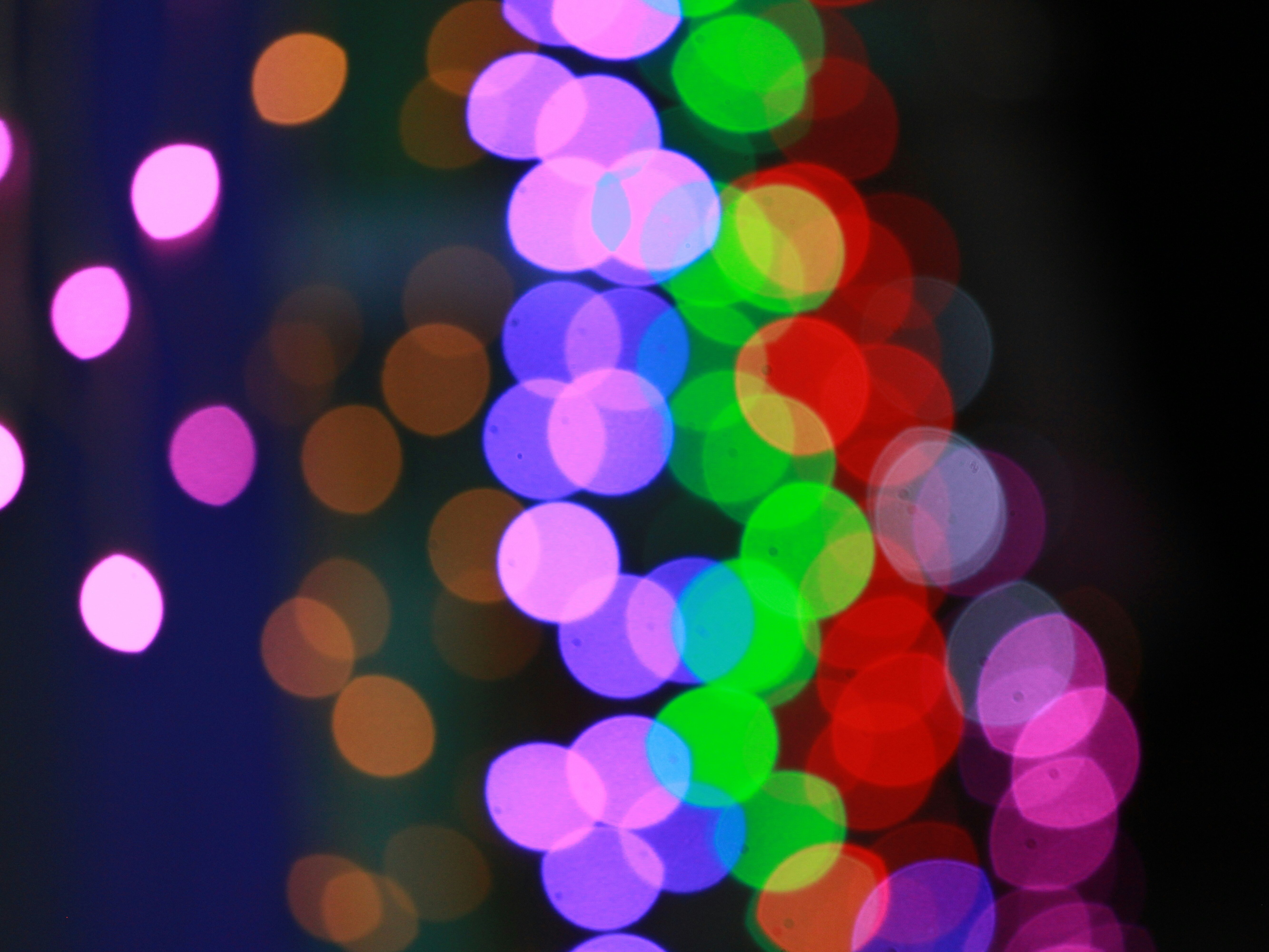 unscharfe bunte Lichter durch eine Glasscheibe