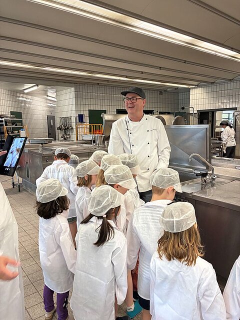 Kinder in der Mensaküche