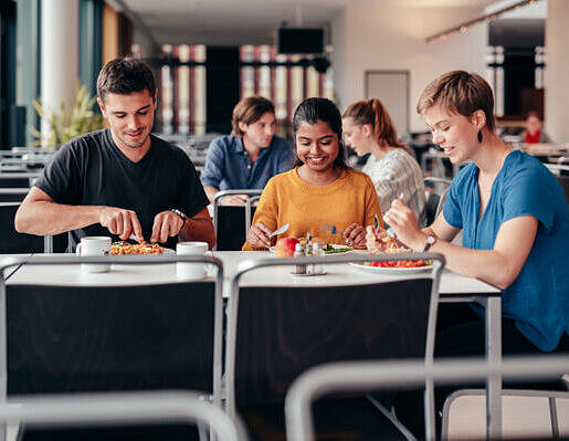 Gruppe von Studierenden in der Mensa
