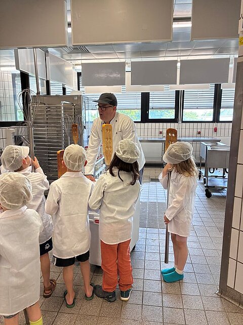 Kinder in der Mensaküche