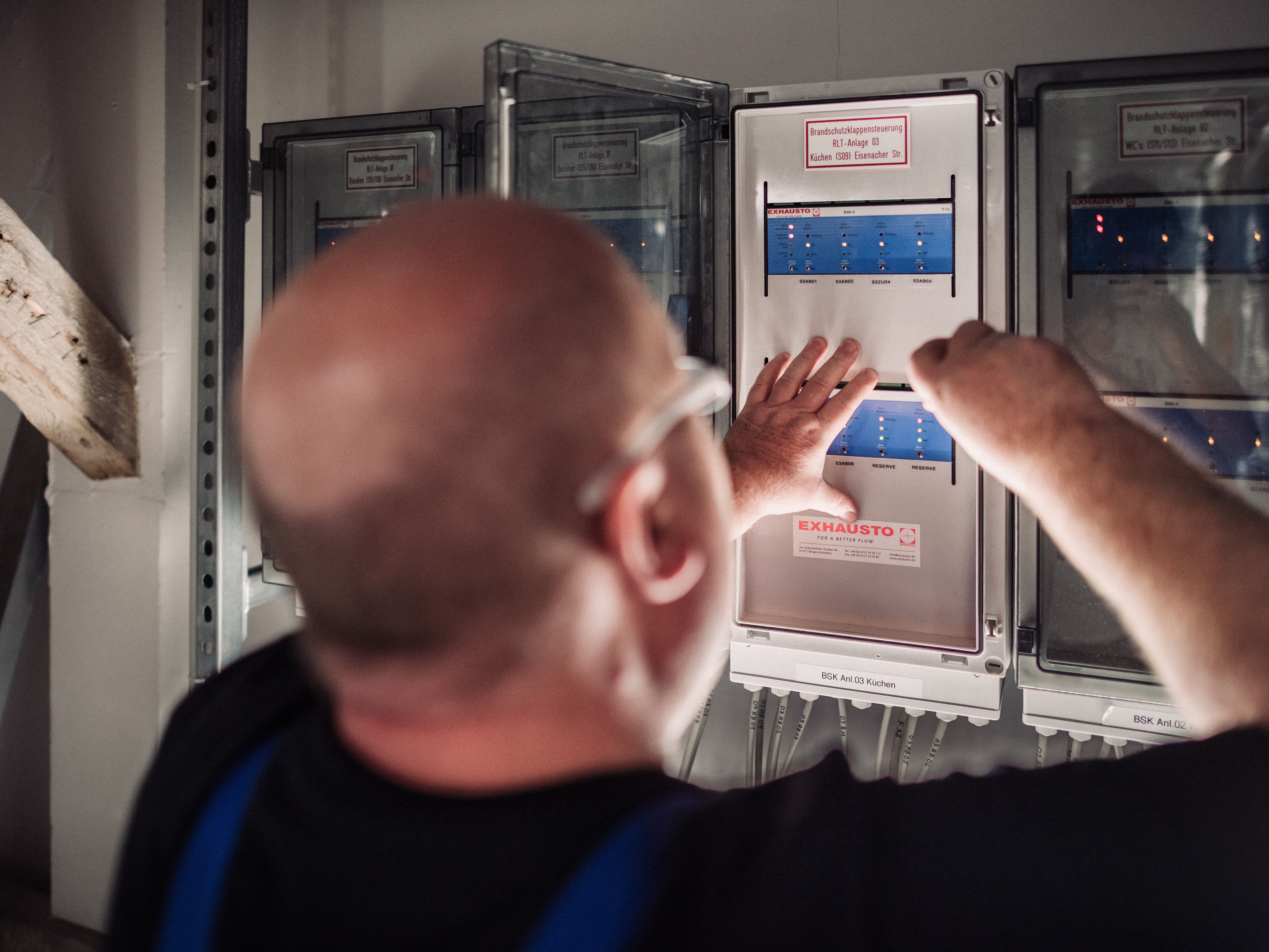 Handwerker arbeitet an Lüftungsanlage