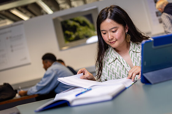 Studentin arbeitet in der Bibliothek