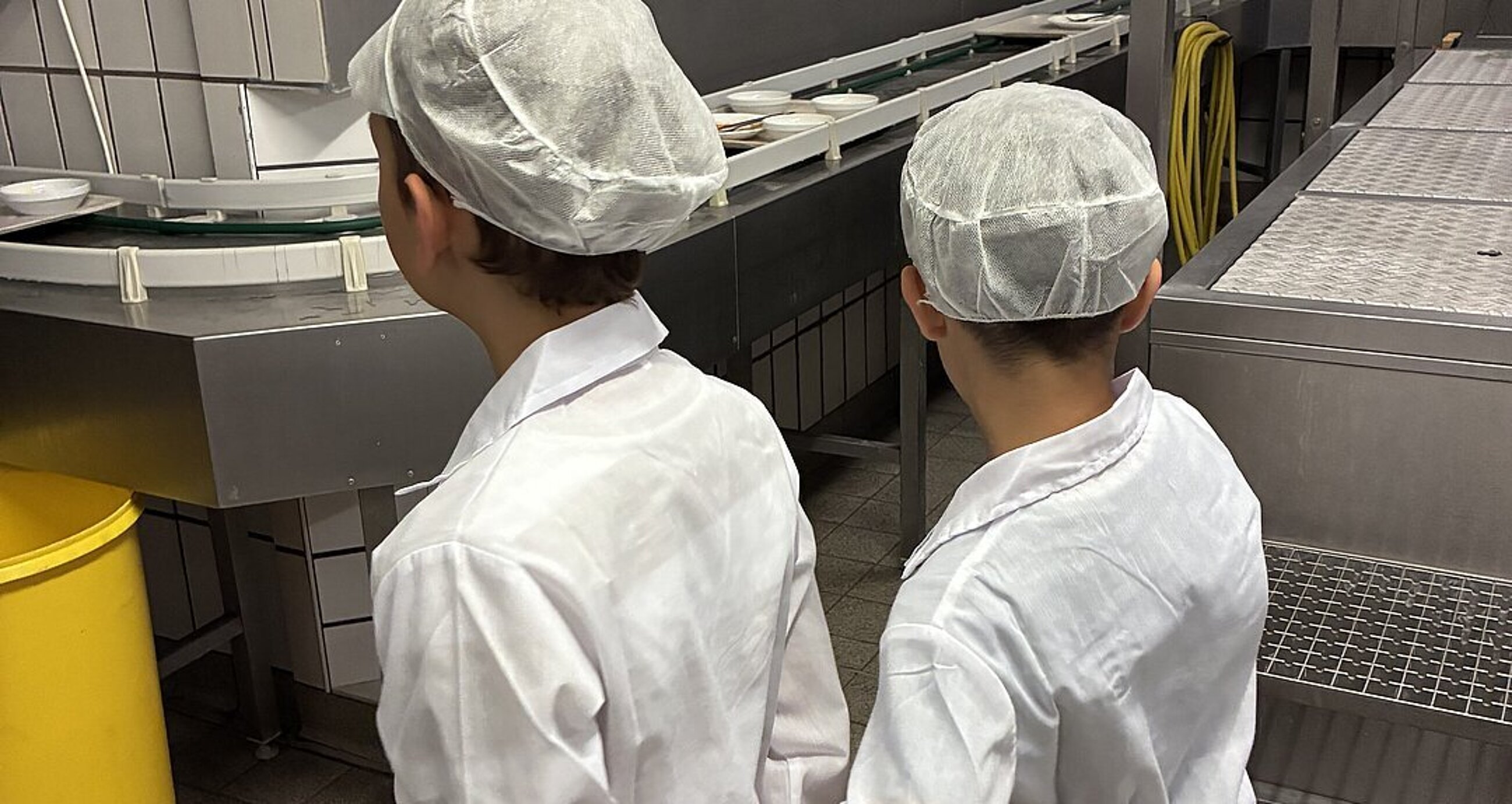 Kinder an der Spülmaschine