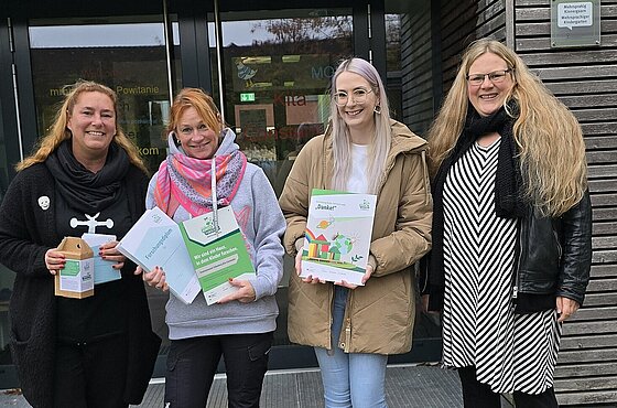 Mitarbeitende der Kita und eine Vertreterin des lokalen Projektpartners der Stiftung Kinder forschen