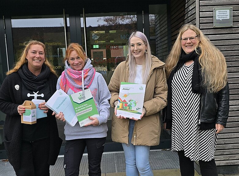 Mitarbeitende der Kita und eine Vertreterin des lokalen Projektpartners der Stiftung Kinder forschen