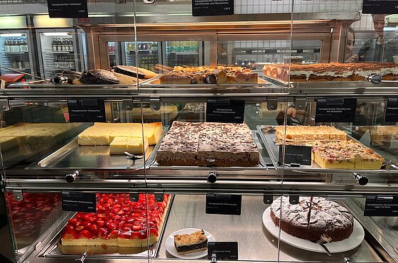 Kuchen in der Cafeteria