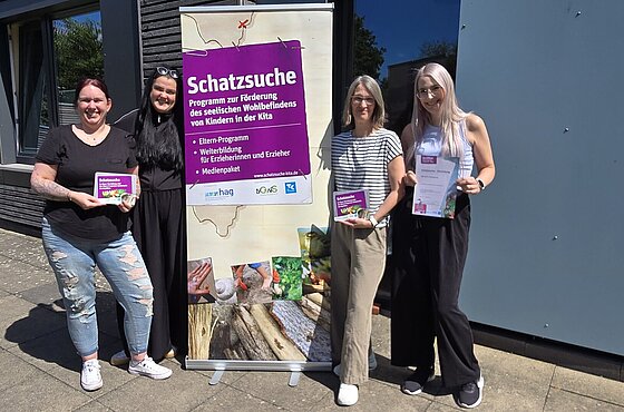 Übergabe der Plakette "Schatzsuche"