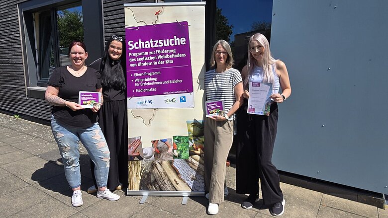 Übergabe der Plakette "Schatzsuche"