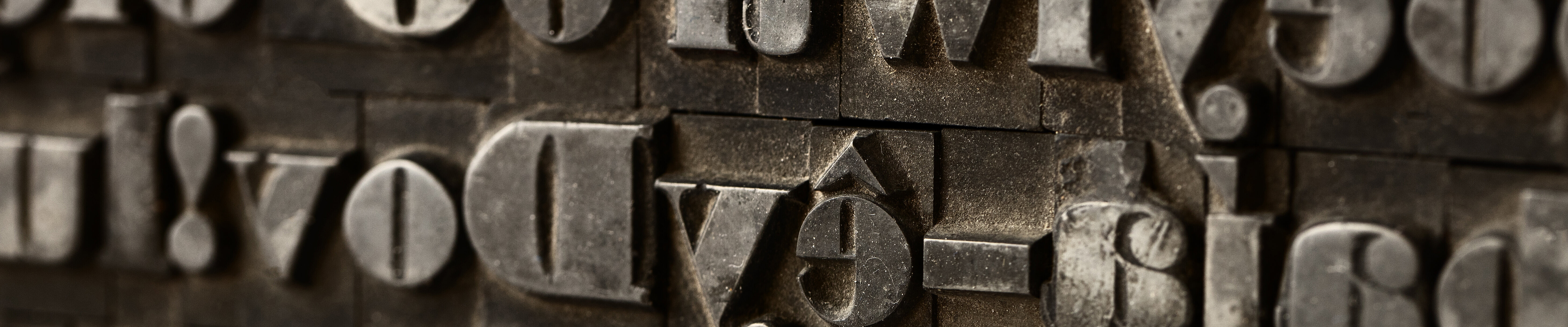 Nahaufnahme einer Druckplatte mit Buchstaben