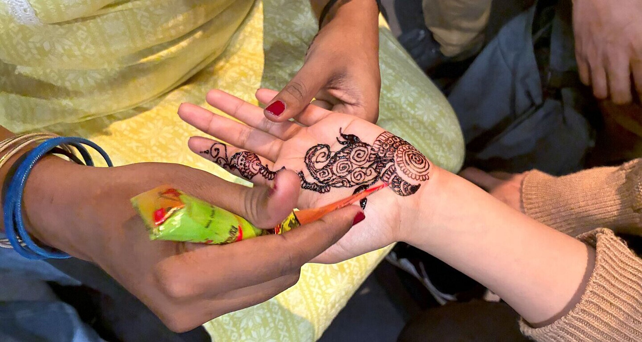 Hand mit Henna-Bemalung