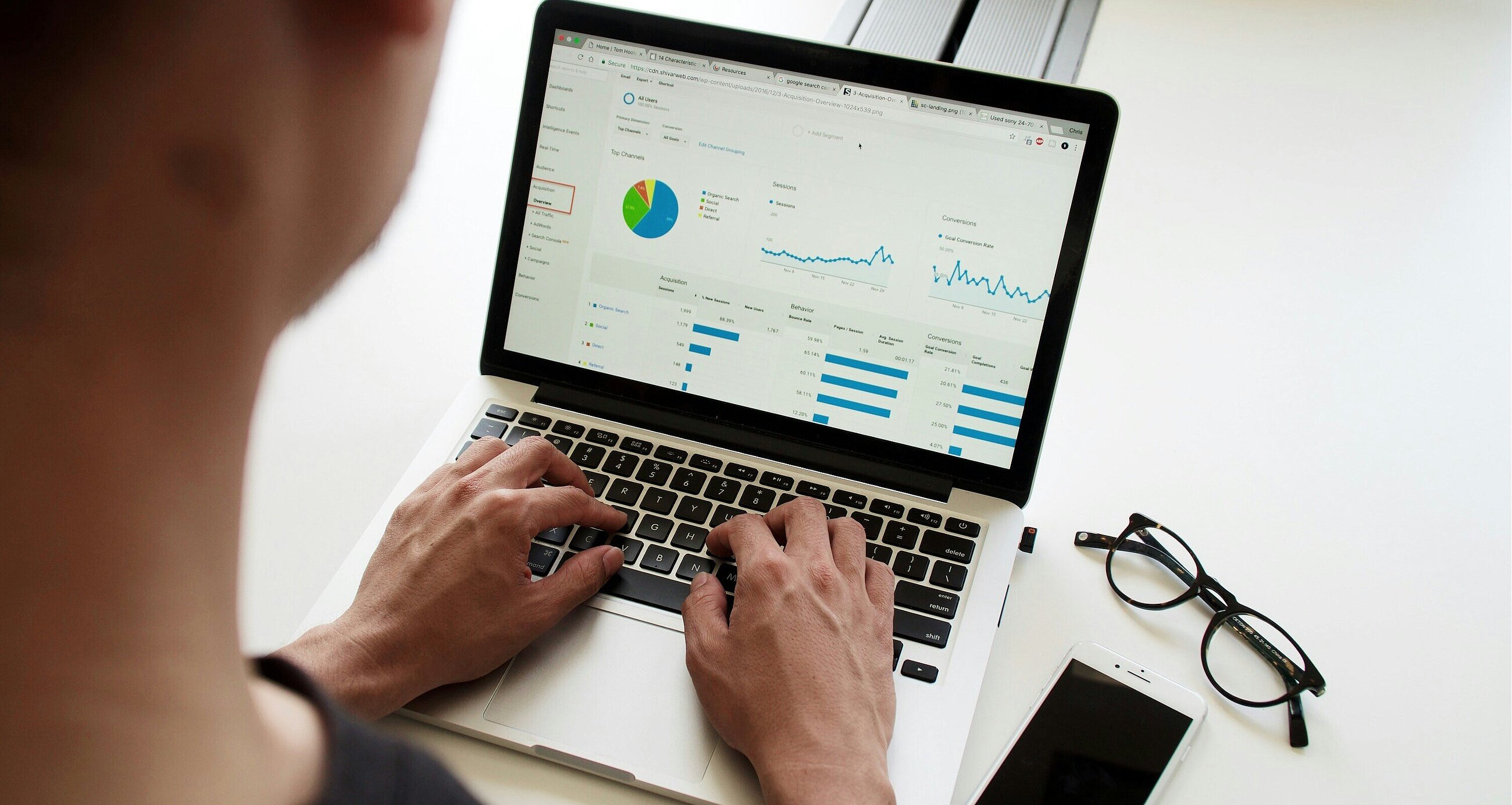 Laptopbildschirm zeigt Graphen und Diagramme