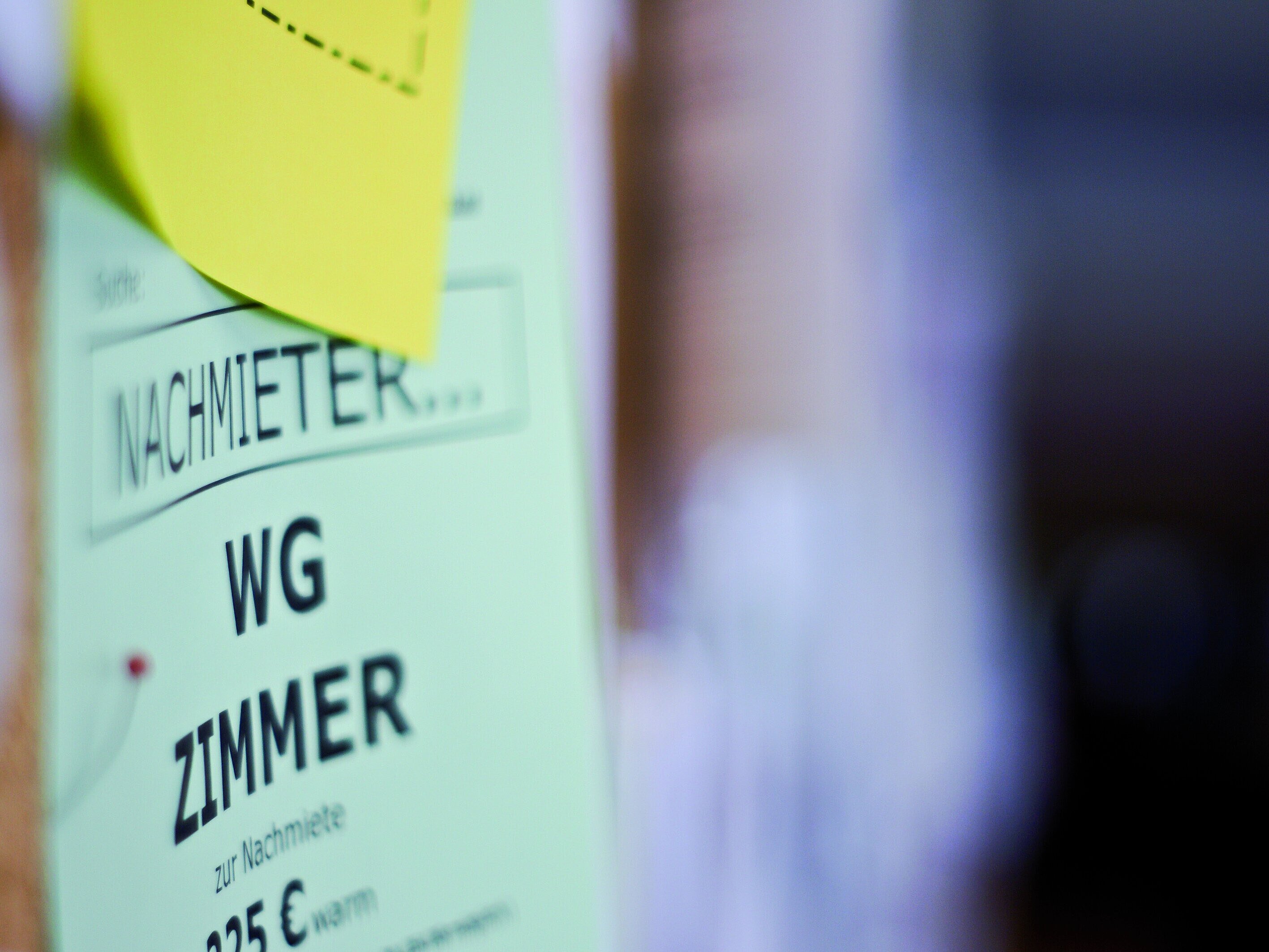 Aushang am schwarzen Brett "Nachmieter WG-Zimmer gesucht"
