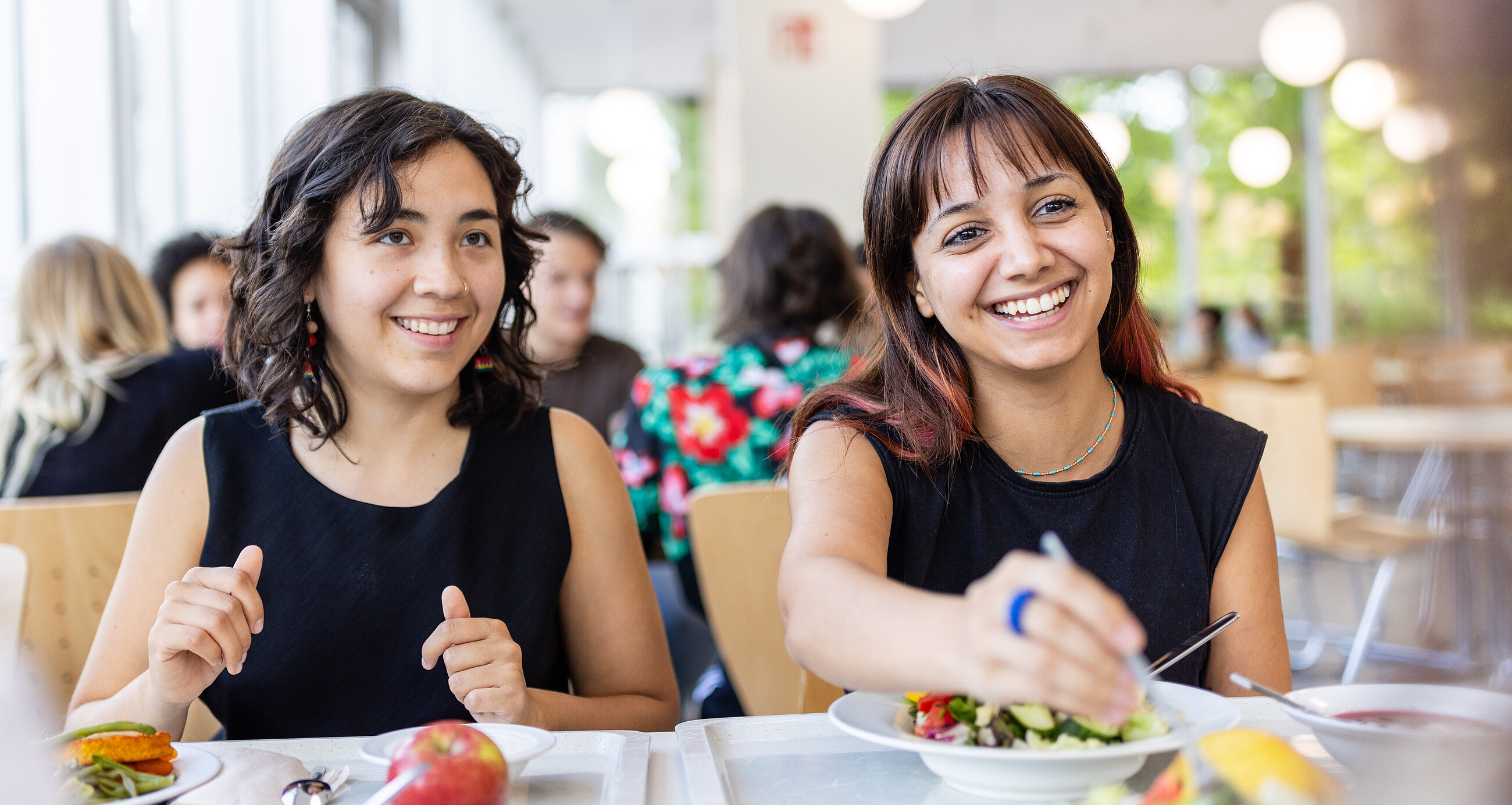 Studentinnen essen in der Mensa