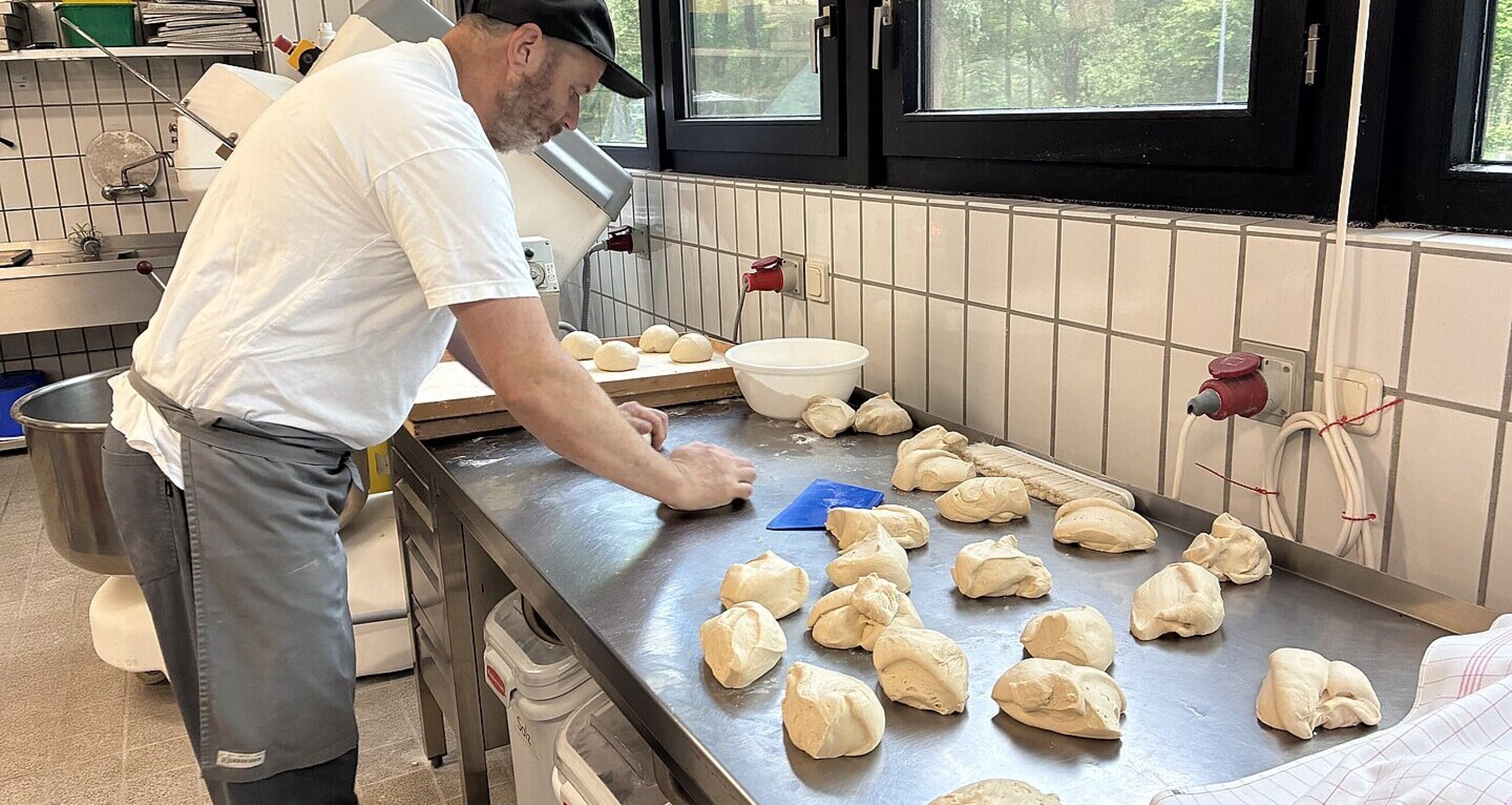 Bäcker formt Brötchen