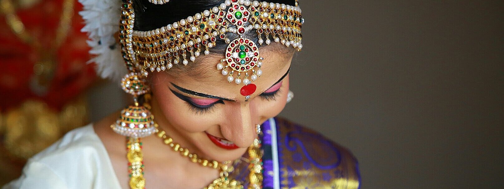 Indische Frau mit Kopfschmuck