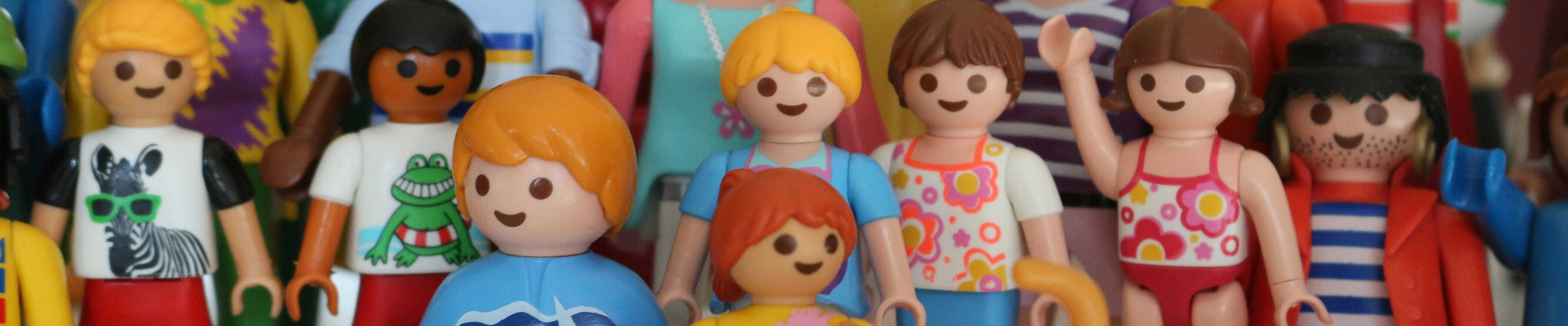 eine bunte Gruppe Playmobilfiguren