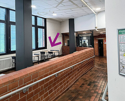 für Personen mit Assistenzhund reservierter Tisch in der Cafeteria Uhlhornsweg