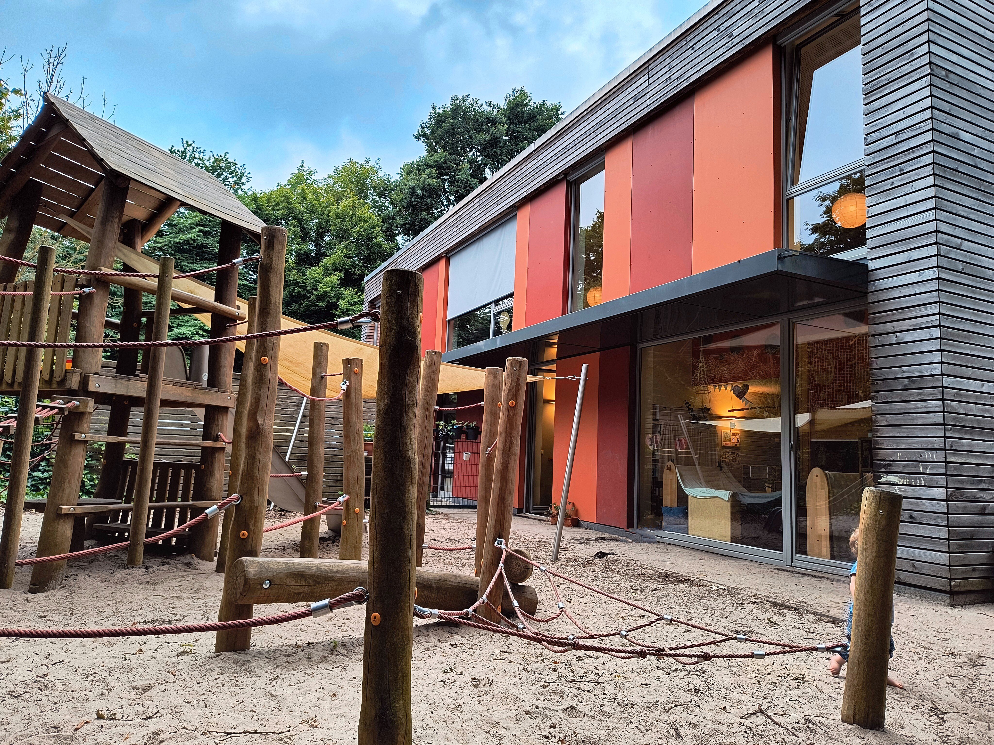 Klettergerüst vor dem Kita-Gebäude