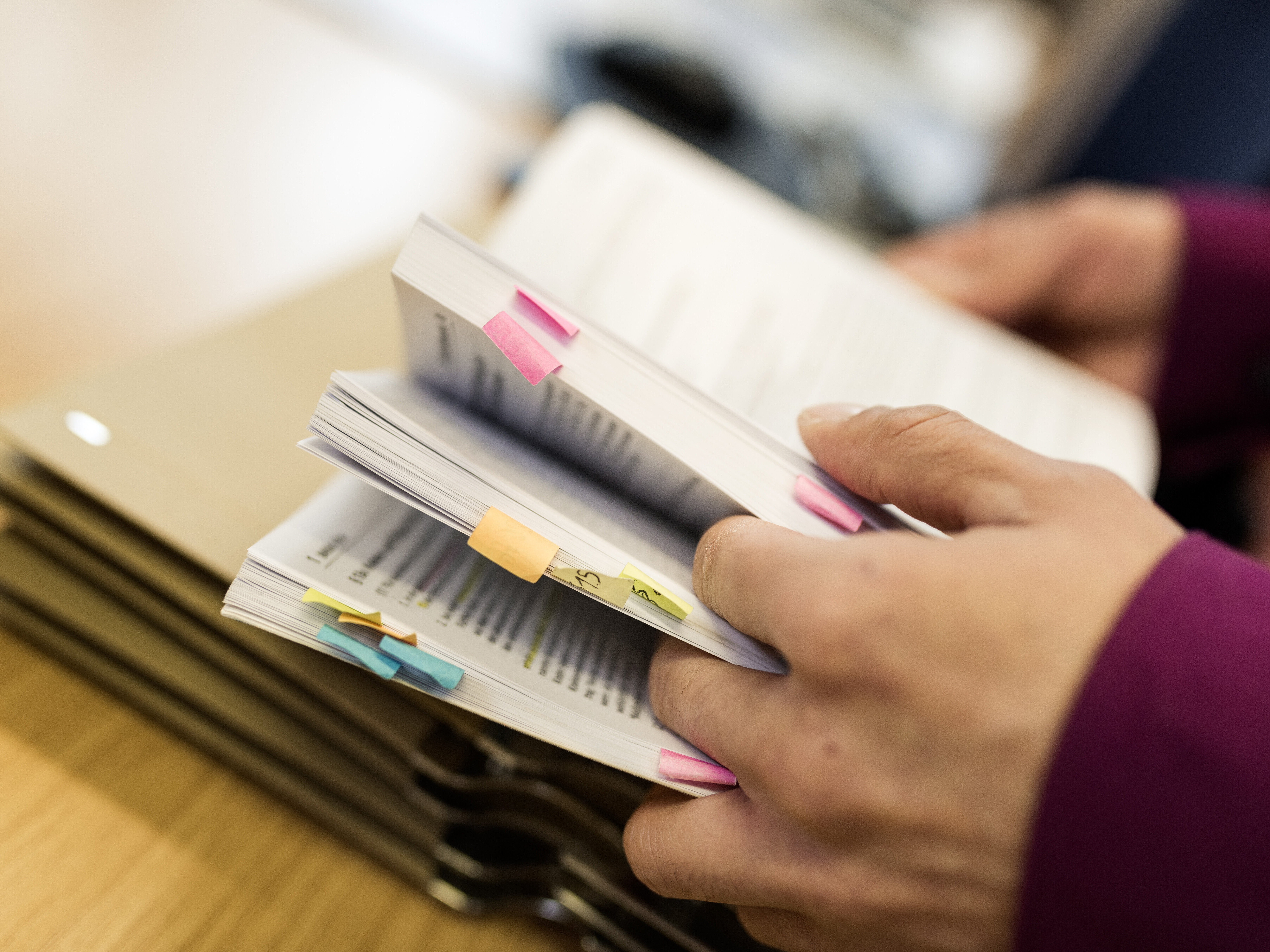 Nahaufnahme einer Hand im BAföG-Gesetzbuch