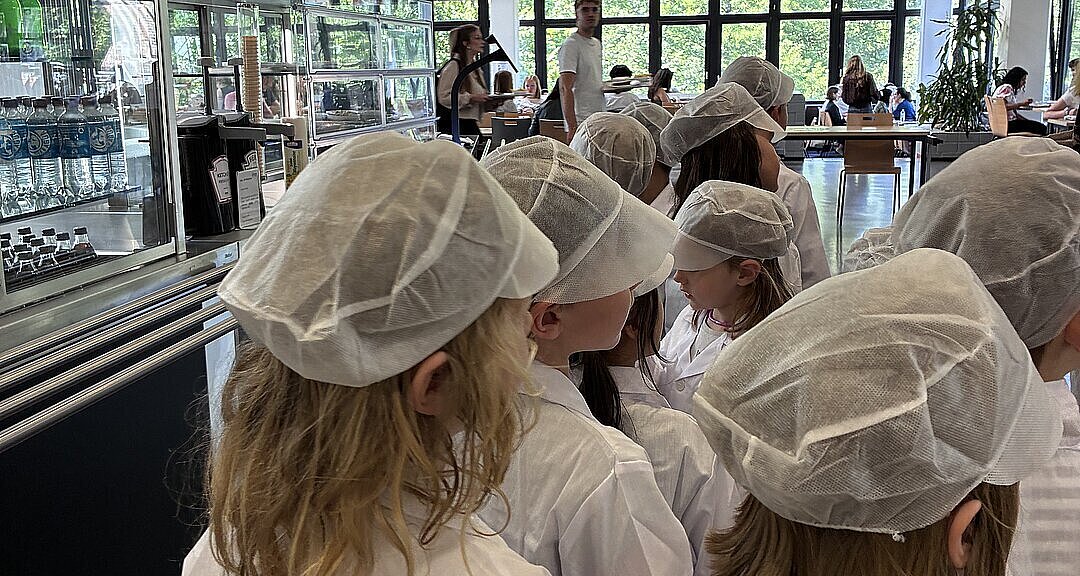 Kinder im Ausgabebereich der Mensa