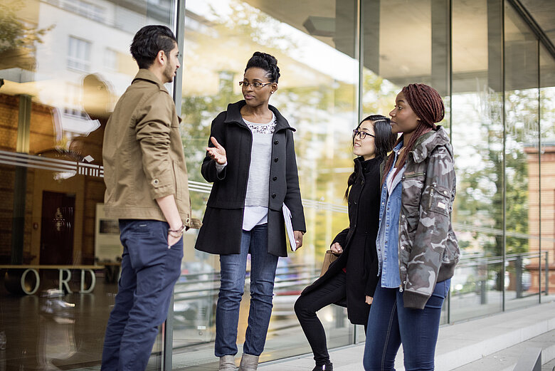Gruppe junger Menschen im Gespräch