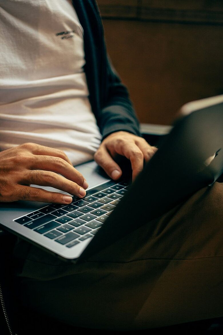 Nahaufnahme einer Person, die einen Laptop benutzt
