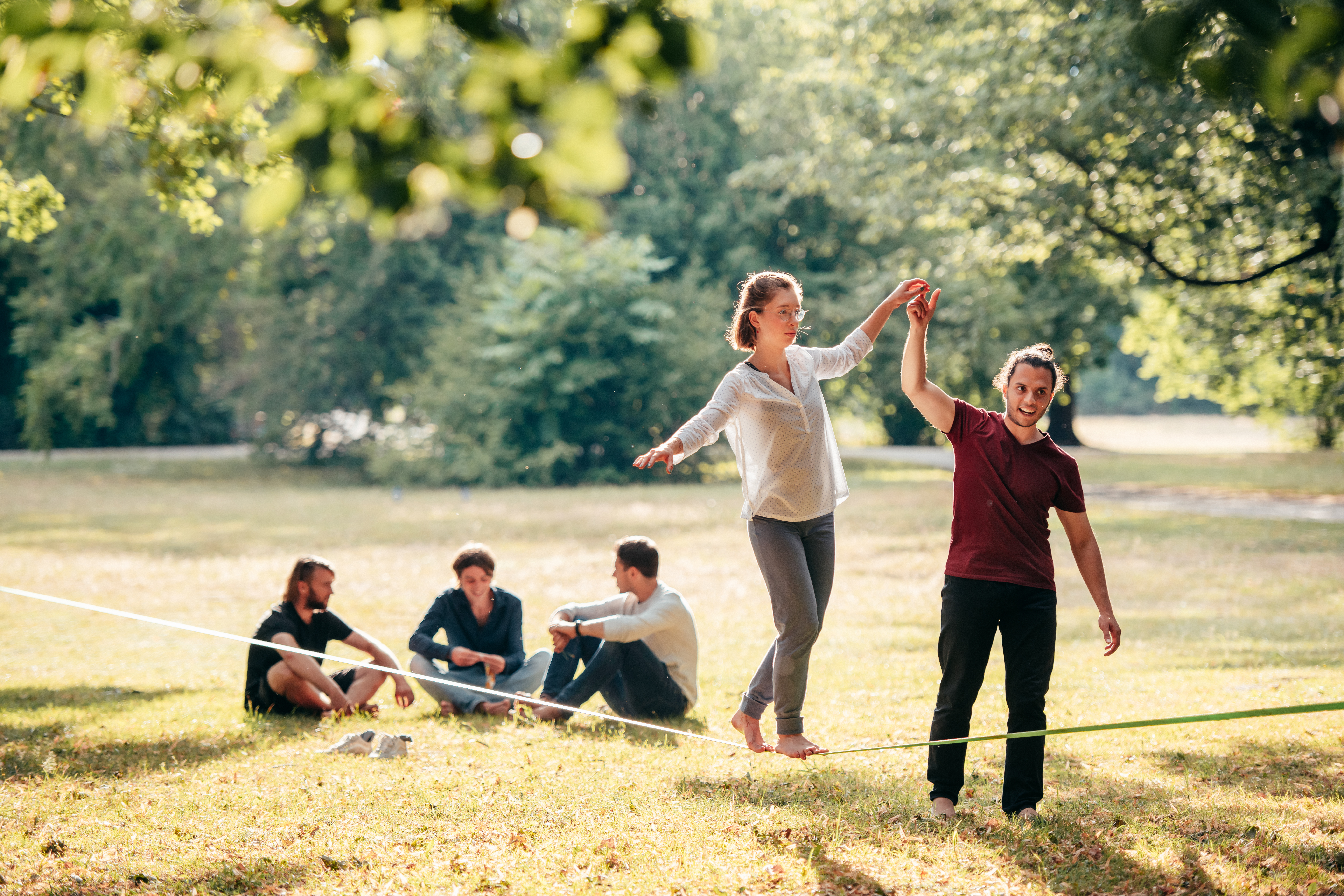 Gruppe im Park mit Slackline
