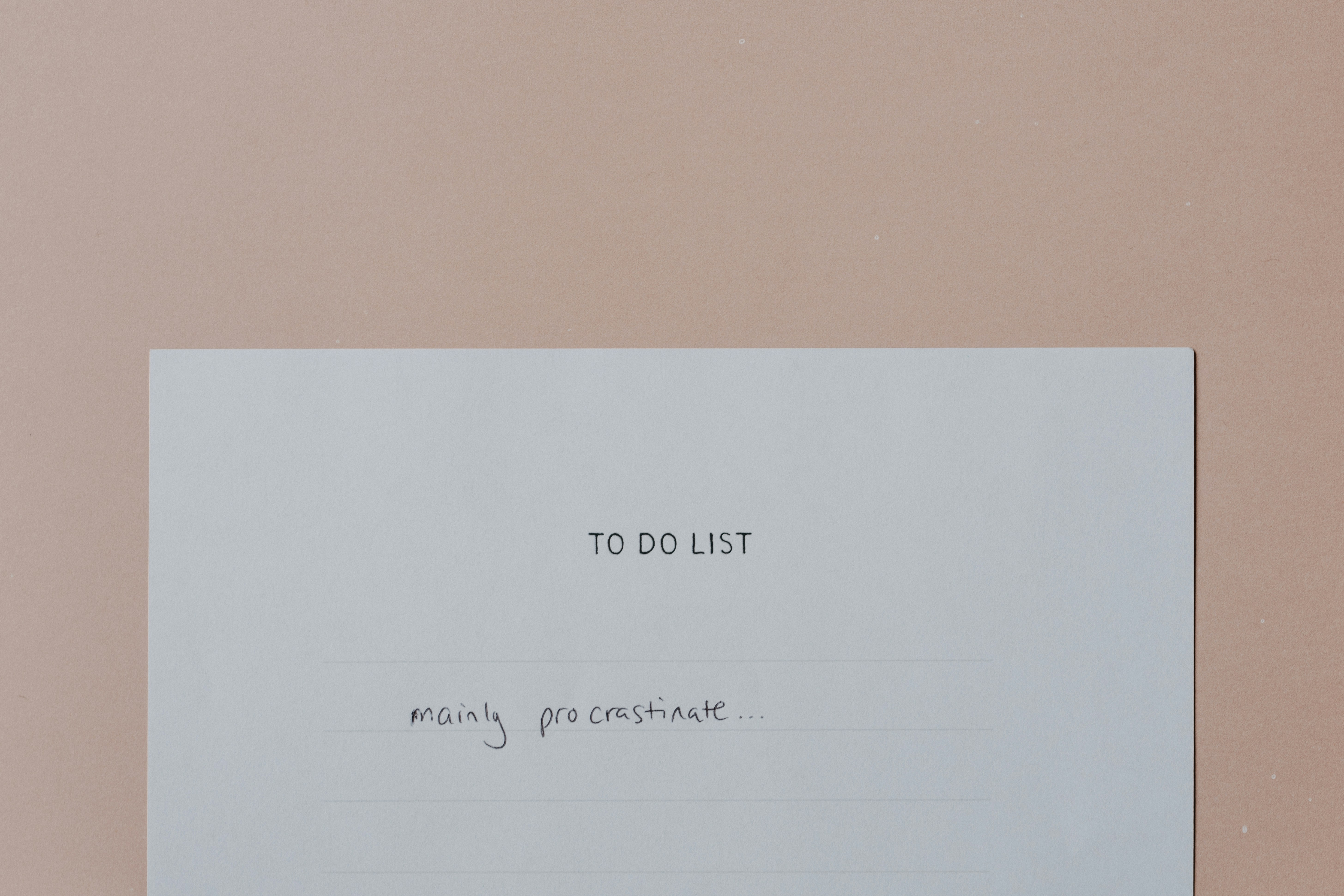 Zettel mit der Aufschrift: "to do List" - "Mainly procrastinate"